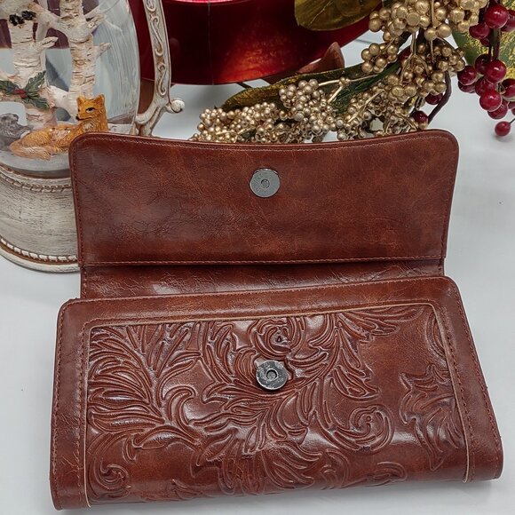 Women's Leather RFID Blocking Trifold Wallet with Embossed Design - Picture 5 of 7